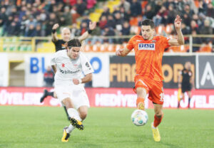 Après Benlamri et Belaïli : Ferhat sur le point de faire de son come-back en Ligue 1