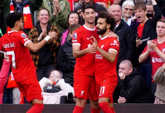 Premier League : Liverpool reste dans la roue du leader Manchester City (vidéo)