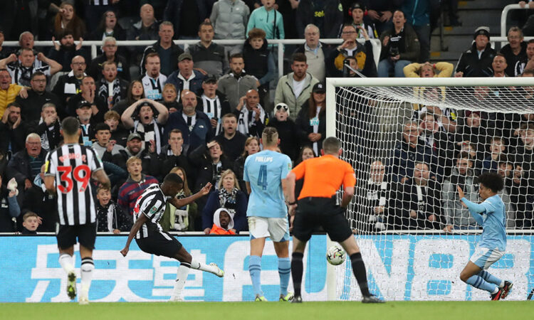 Coupe de la Ligue anglaise : Manchester City éliminé d'entrée par Newcastle (vidéo)
