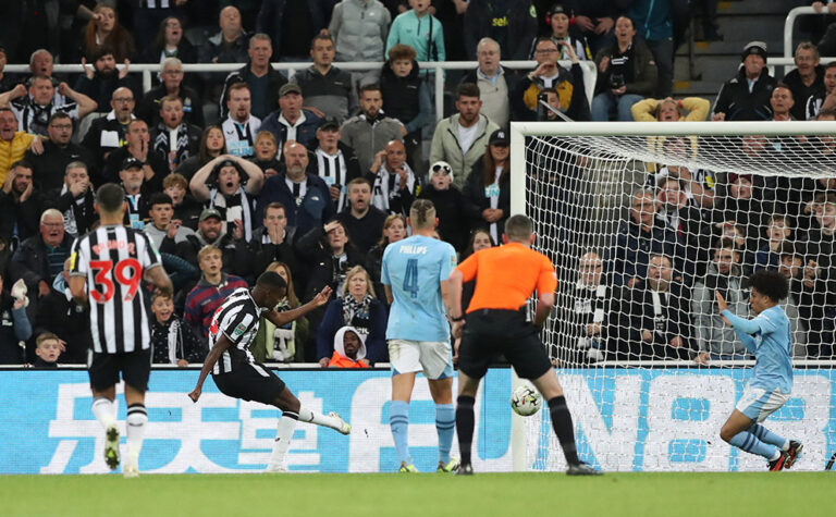 Coupe de la Ligue anglaise : Manchester City éliminé d'entrée par Newcastle (vidéo)