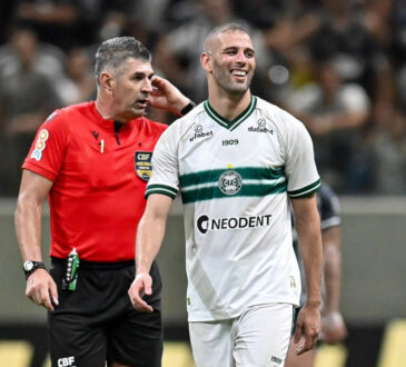 L'attaquant international algérien de Coritiba FC Islam Slimani, blessé, a déclaré forfait pour le match en déplacement face au récent détenteur de la "Copa Libertadores" Fluminense