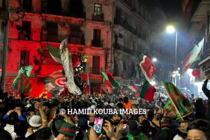 MC Alger : Foule en liesse dans les rues d'Alger fêtant le 8e sacre du Doyen