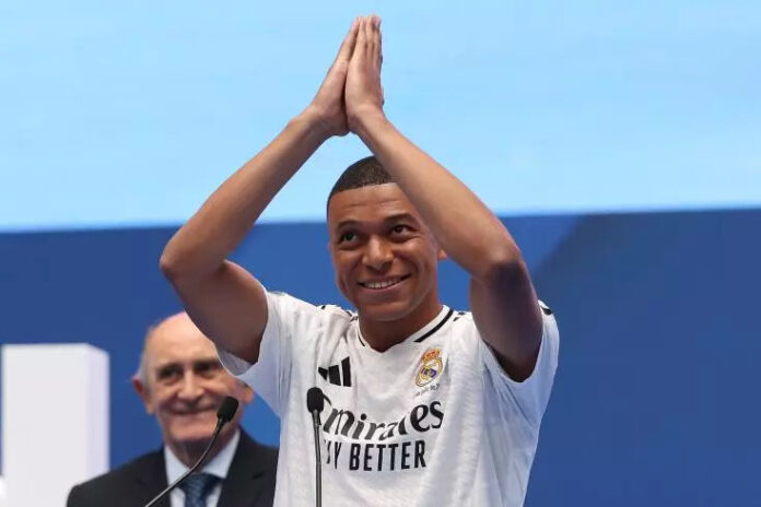 Kylian Mbappé, lors de sa présentation au stade Santiago Bernabeu devant 80.000 fans : 