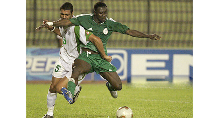 Mehdi Meniri en duel avec Obafemi Martins, lors du dernier match officiel des Verts à Oran face au Nigeria (2-5), le 4 septembre 2005, pour le compte des qualifications pour le Mondial-2006