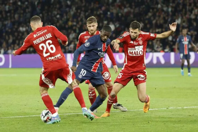 Ligue 1 française : quatrième victoire pour le PSG, leader devant l'OM (vidéo)