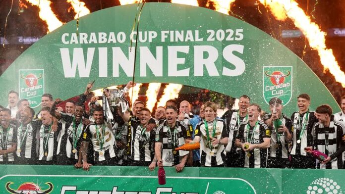 Coupe de la Ligue anglaise : Newcastle bat Liverpool et décroche son 1er trophée depuis 70 ans (vidéo)