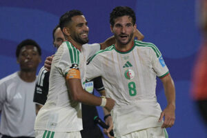 Homme du match lors du match nul entre l’Algérie et l’Autriche (3-3), le capitaine des Verts Riyad Mahrez s’est exprimé devant les médias, à l’issue de la rencontre. "C'est formidable. On est très contents. C'est la deuxième fois dans notre histoire. On va commencer par bien savourer cet exploit, car on le mérite. Par la suite, on se remettra au travail, pour préparer les 16es de finale. Ce n'était pas facile. Nous sommes tombés sur une bonne équipe, mais le plus important pour nous était de passer au prochain tour. Je suis heureux d'avoir marqué deux buts, mais je tiens à souligner que c'est Aouar qui a pratiquement fait tout le travail. Ses passes étaient vraiment lumineuses. Pour la suite du parcours, il faudra de la personnalité et du caractère, car c'est un grand tournoi et on doit se montrer à la hauteur".