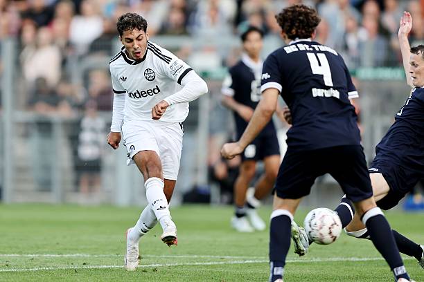 Coupe d'Allemagne : L'Eintracht Francfort étrille St Tonis, Chaïbi buteur (Vidéo) Coupe d'Allemagne : L'Eintracht Francfort étrille St Tonis, Chaïbi buteur (Vidéo)