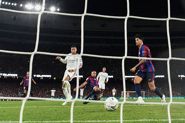 Liga : Le Real Madrid fait tomber le FC Barcelone au Camp Nou (Vidéo) Liga : Le Real Madrid fait tomber le FC Barcelone au Camp Nou (Vidéo)
