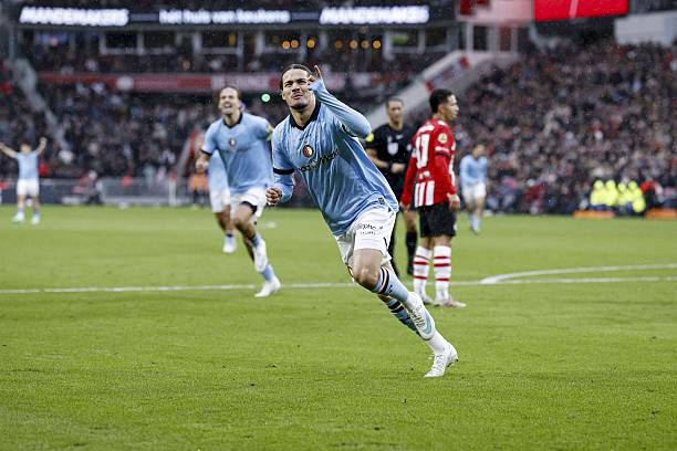 Eredivisie : Un but splendide d'Anis Hadj Moussa sauve Feyenoord face au PSV (Vidéo) Eredivisie : Un but splendide d'Anis Hadj Moussa sauve Feyenoord face au PSV (Vidéo)
