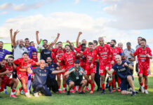 Ligue 1 (5e journée) : Le MCO et l’USMA s’imposent, le MCA freiné à Chlef Ligue 1 (5e journée) : Le MC Oran et l’USM Alger au coude-à-coude, le MC Alger freiné à Chlef La suite de la 5e journée du championnat de Ligue 1 Mobilis, disputée ce mardi, a souri au MC Oran et à l’USM Alger, tous deux victorieux sur la plus petite des marges pour s'installer ensemble sur la deuxième marche du podium. De son côté, le MC Alger a dû se contenter d'un partage des points sur la pelouse de l'ASO Chlef au terme d'une rencontre riche en rebondissements. Le MC Oran a réalisé la très belle opération de l'après-midi en déplacement chez l’US Biskra. Dans une partie disputée et indécise, la décision est finalement venue des pieds de Moulay à la 76e minute, auteur d'un coup franc direct parfaitement exécuté qui a cloué sur place l'arrière-garde locale (1-0). Grâce à ce précieux succès à l'extérieur, la formation oranaise grimpe à la deuxième place avec 10 points au compteur, restant en embuscade à trois longueurs du leader, le CR Belouizdad. Pour l’USB en revanche, la crise couve : l'équipe ferme la marche au classement avec seulement 2 petits points. Au stade Mohamed-Boumezrag de Chlef, l'ASO et le MC Alger se sont quittés sur un score de parité (1-1). Les Vert et Rouge avaient pourtant idéalement lancé les débats dès la 14e minute grâce à Yahia Chérif, à la conclusion d'une frappe limpide consécutive à une passe décisive de Bangoura. Au retour des vestiaires, les Chélifiens ont rétabli l'équilibre à l'heure de jeu par l'entremise de leur attaquant ivoirien Diakité, auteur d'une frappe splendide logée en pleine lucarne (60e). La fin de rencontre a été marquée par l'exploit du gardien local, Rahman, impérial pour détourner un penalty botté par Bengoura à la 85e minute et préserver ainsi le point du match nul. Quatrième avec six unités de retard sur la tête, le MCA conserve néanmoins deux matchs en retard pour combler l'écart, tandis que l’ASO reste toujours en quête d'un premier succès et stagne au 14e rang. En soirée, l’USM Alger a fait respecter la hiérarchie en disposant de la JS Saoura sur sa pelouse du stade du 5-Juillet (1-0). L’unique réalisation de la confrontation a été l'œuvre de Bouderbala peu après la demi-heure de jeu (31e). Ce court mais précieux succès permet aux Rouge et Noir de rejoindre le MCO au deuxième rang. La situation s'assombrit nettement pour la JSS : le vice-champion d'Algérie en titre, toujours sans la moindre victoire cette saison, s'enlise à l'avant-dernière place avec 2 points. Le baisser de rideau de cette cinquième levée est programmé pour mercredi avec deux affiches au menu dès 18h00 : le choc très attendu entre l’ES Sétif et la JS Kabylie au stade du 8-Mai 1945, et l'opposition entre le CR Témouchent et le MB Rouissat.
