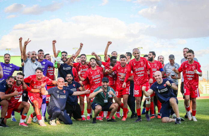 Ligue 1 (5e journée) : Le MC Oran et l’USM Alger au coude-à-coude, le MC Alger freiné à Chlef La suite de la 5e journée du championnat de Ligue 1 Mobilis, disputée ce mardi, a souri au MC Oran et à l’USM Alger, tous deux victorieux sur la plus petite des marges pour s'installer ensemble sur la deuxième marche du podium. De son côté, le MC Alger a dû se contenter d'un partage des points sur la pelouse de l'ASO Chlef au terme d'une rencontre riche en rebondissements. Le MC Oran a réalisé la très belle opération de l'après-midi en déplacement chez l’US Biskra. Dans une partie disputée et indécise, la décision est finalement venue des pieds de Moulay à la 76e minute, auteur d'un coup franc direct parfaitement exécuté qui a cloué sur place l'arrière-garde locale (1-0). Grâce à ce précieux succès à l'extérieur, la formation oranaise grimpe à la deuxième place avec 10 points au compteur, restant en embuscade à trois longueurs du leader, le CR Belouizdad. Pour l’USB en revanche, la crise couve : l'équipe ferme la marche au classement avec seulement 2 petits points. Au stade Mohamed-Boumezrag de Chlef, l'ASO et le MC Alger se sont quittés sur un score de parité (1-1). Les Vert et Rouge avaient pourtant idéalement lancé les débats dès la 14e minute grâce à Yahia Chérif, à la conclusion d'une frappe limpide consécutive à une passe décisive de Bangoura. Au retour des vestiaires, les Chélifiens ont rétabli l'équilibre à l'heure de jeu par l'entremise de leur attaquant ivoirien Diakité, auteur d'une frappe splendide logée en pleine lucarne (60e). La fin de rencontre a été marquée par l'exploit du gardien local, Rahman, impérial pour détourner un penalty botté par Bengoura à la 85e minute et préserver ainsi le point du match nul. Quatrième avec six unités de retard sur la tête, le MCA conserve néanmoins deux matchs en retard pour combler l'écart, tandis que l’ASO reste toujours en quête d'un premier succès et stagne au 14e rang. En soirée, l’USM Alger a fait respecter la hiérarchie en disposant de la JS Saoura sur sa pelouse du stade du 5-Juillet (1-0). L’unique réalisation de la confrontation a été l'œuvre de Bouderbala peu après la demi-heure de jeu (31e). Ce court mais précieux succès permet aux Rouge et Noir de rejoindre le MCO au deuxième rang. La situation s'assombrit nettement pour la JSS : le vice-champion d'Algérie en titre, toujours sans la moindre victoire cette saison, s'enlise à l'avant-dernière place avec 2 points. Le baisser de rideau de cette cinquième levée est programmé pour mercredi avec deux affiches au menu dès 18h00 : le choc très attendu entre l’ES Sétif et la JS Kabylie au stade du 8-Mai 1945, et l'opposition entre le CR Témouchent et le MB Rouissat. Ligue 1 (5e journée) : Le MC Oran et l’USM Alger au coude-à-coude, le MC Alger freiné à Chlef La suite de la 5e journée du championnat de Ligue 1 Mobilis, disputée ce mardi, a souri au MC Oran et à l’USM Alger, tous deux victorieux sur la plus petite des marges pour s'installer ensemble sur la deuxième marche du podium. De son côté, le MC Alger a dû se contenter d'un partage des points sur la pelouse de l'ASO Chlef au terme d'une rencontre riche en rebondissements. Le MC Oran a réalisé la très belle opération de l'après-midi en déplacement chez l’US Biskra. Dans une partie disputée et indécise, la décision est finalement venue des pieds de Moulay à la 76e minute, auteur d'un coup franc direct parfaitement exécuté qui a cloué sur place l'arrière-garde locale (1-0). Grâce à ce précieux succès à l'extérieur, la formation oranaise grimpe à la deuxième place avec 10 points au compteur, restant en embuscade à trois longueurs du leader, le CR Belouizdad. Pour l’USB en revanche, la crise couve : l'équipe ferme la marche au classement avec seulement 2 petits points. Au stade Mohamed-Boumezrag de Chlef, l'ASO et le MC Alger se sont quittés sur un score de parité (1-1). Les Vert et Rouge avaient pourtant idéalement lancé les débats dès la 14e minute grâce à Yahia Chérif, à la conclusion d'une frappe limpide consécutive à une passe décisive de Bangoura. Au retour des vestiaires, les Chélifiens ont rétabli l'équilibre à l'heure de jeu par l'entremise de leur attaquant ivoirien Diakité, auteur d'une frappe splendide logée en pleine lucarne (60e). La fin de rencontre a été marquée par l'exploit du gardien local, Rahman, impérial pour détourner un penalty botté par Bengoura à la 85e minute et préserver ainsi le point du match nul. Quatrième avec six unités de retard sur la tête, le MCA conserve néanmoins deux matchs en retard pour combler l'écart, tandis que l’ASO reste toujours en quête d'un premier succès et stagne au 14e rang. En soirée, l’USM Alger a fait respecter la hiérarchie en disposant de la JS Saoura sur sa pelouse du stade du 5-Juillet (1-0). L’unique réalisation de la confrontation a été l'œuvre de Bouderbala peu après la demi-heure de jeu (31e). Ce court mais précieux succès permet aux Rouge et Noir de rejoindre le MCO au deuxième rang. La situation s'assombrit nettement pour la JSS : le vice-champion d'Algérie en titre, toujours sans la moindre victoire cette saison, s'enlise à l'avant-dernière place avec 2 points. Le baisser de rideau de cette cinquième levée est programmé pour mercredi avec deux affiches au menu dès 18h00 : le choc très attendu entre l’ES Sétif et la JS Kabylie au stade du 8-Mai 1945, et l'opposition entre le CR Témouchent et le MB Rouissat.