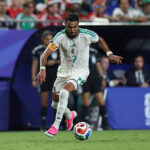 « Le meilleur au monde » : Quand Caqueret place Mahrez devant Messi et Zidane "Le meilleur au monde" : Quand Caqueret place Mahrez devant Messi et Zidane