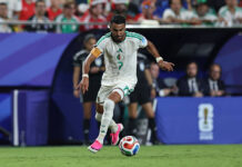 « Le meilleur au monde » : Quand Caqueret place Mahrez devant Messi et Zidane "Le meilleur au monde" : Quand Caqueret place Mahrez devant Messi et Zidane
